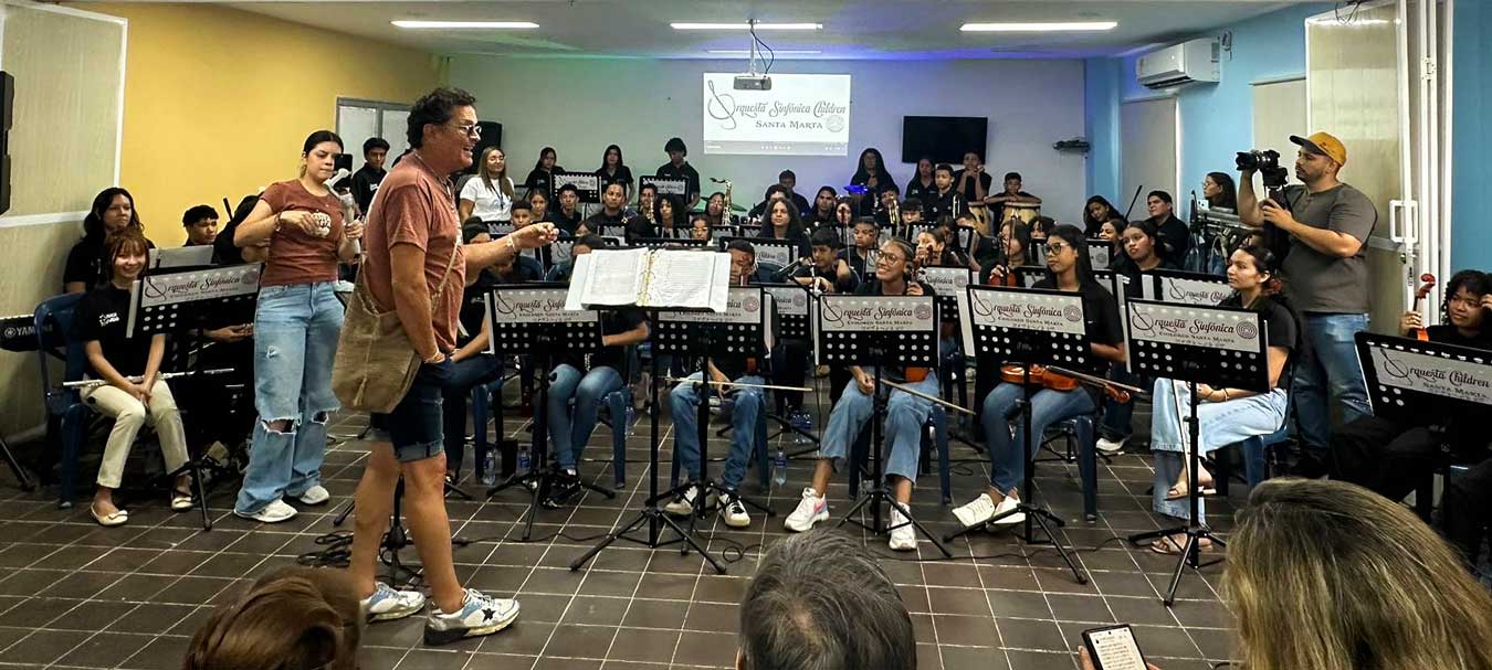 Carlos Vives telling a story to members of the Colombia Wind Orchestra