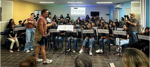 Carlos Vives telling a story to members of the Colombia Wind Orchestra