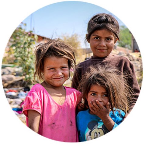 un grupo de niños parados uno al lado del otro