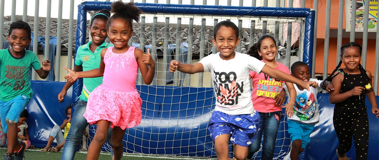 un grupo de niños pequeños jugando un partido de fútbol