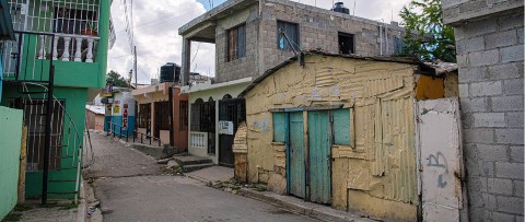 una calle con un edificio y un reloj