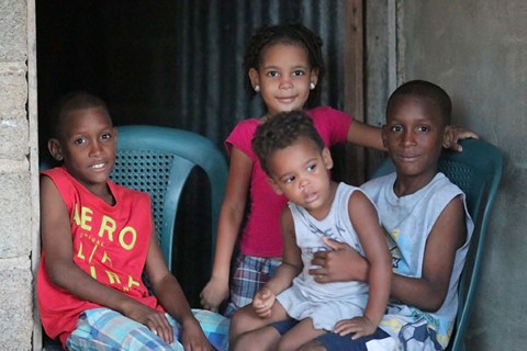 un grupo de niños sentados encima de una silla azul