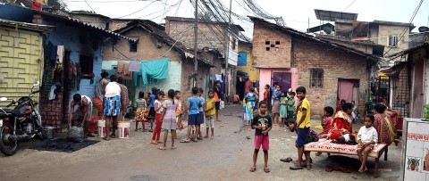 un grupo de personas paradas alrededor de una calle