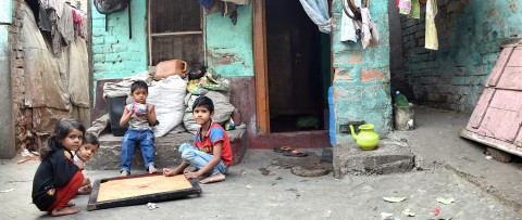 un grupo de personas paradas alrededor de una calle