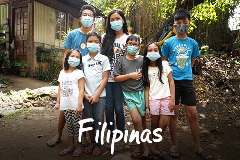 Filipinas | Una familia frente de su casa