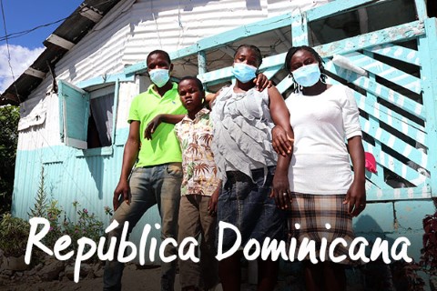 República Dominicana | un grupo de personas paradas frente a una casa