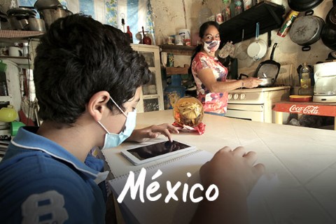México | un joven y una mujer en una cocina