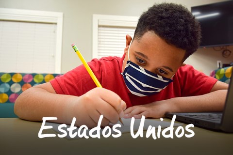 Estados Unidos | un niño con una camisa roja y una mascarilla azul está escribiendo en un