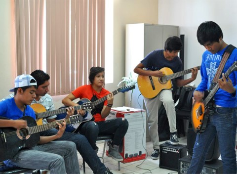 Líderes juveniles tocan la guitarra