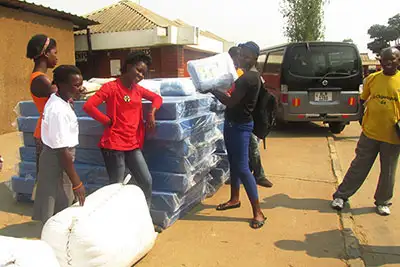 Miembros del Consejo Juvenil en Lusaka, Zambia, donaron colchones, ropa de cama y cortinas a una clínica médica el año pasado.