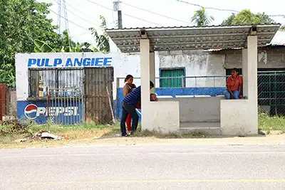 Para su proyecto de Fondo de Empoderamiento Juvenil, los jóvenes en San Pedro Sula, Honduras, edificaron dos paradas de bus.