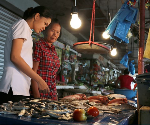 Leizel y su mamá Beatriz en el mercado de mariscos  