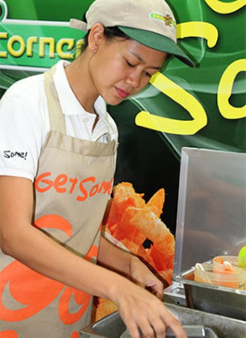 Leizel prepara comida en su lugar de empleo  
