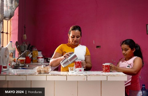 Una mujer y su hija preparan café en su cocina