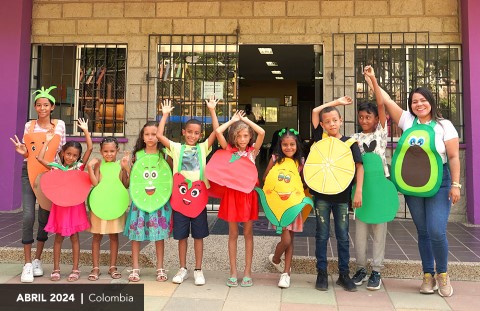 Niños en disfraces frente al centro comunitario