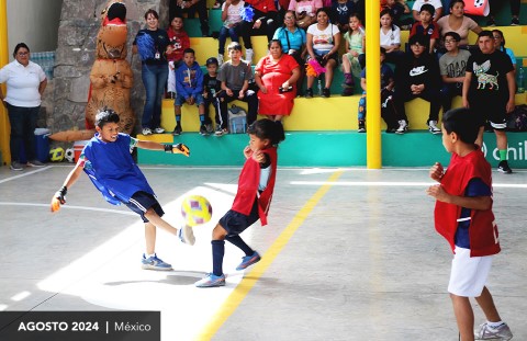 Niños juegan un partido de fútbol