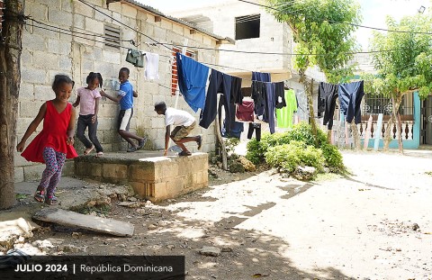 Niños juegan en su barrio