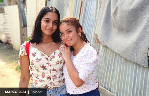 Dos jovens sonrien para la cámara