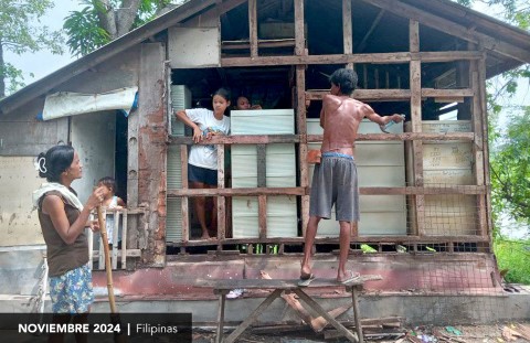 Una familia hace reparos a su casa