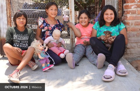 Un grupo de niñas sonrie para la camera