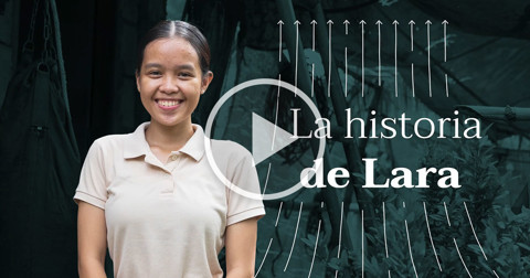 Lara sonríe orgullosamente