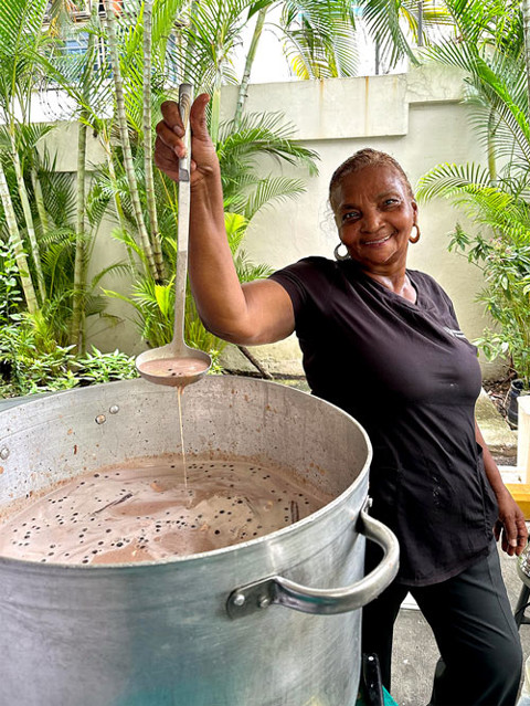 una señora cocinando