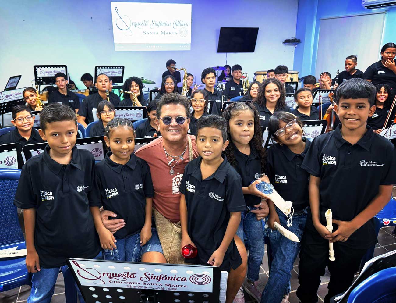 Carlos Vives posa con miembros de la Orquesta de Vientos de Colombia