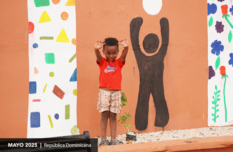 un niño sonríe en el centro communitario
