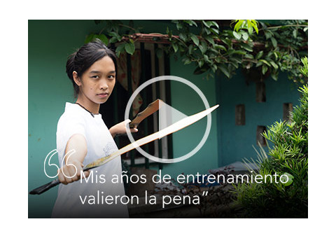 Una joven practicando arnis, arte marcial filipino