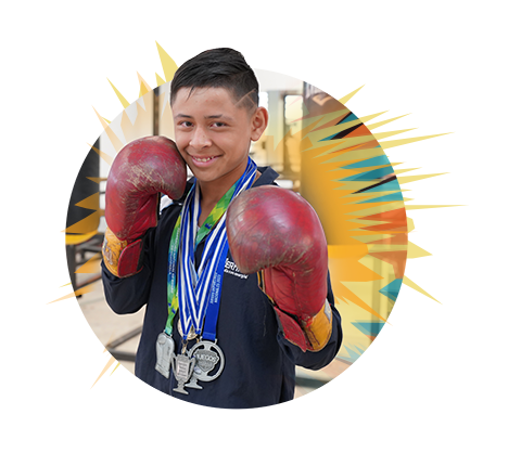 un joven con guantes de boxeo