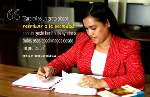 una mujer sentada en un escritorio escribiendo