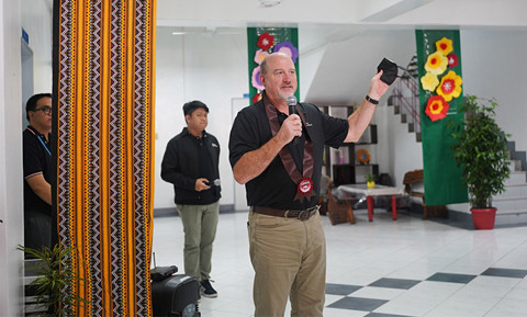 hombre hablando a un grupo pequeño