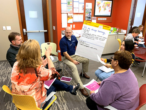 hombre participando en una actividad grupal en el lugar de trabajo