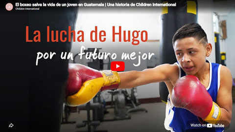 un joven practicando box