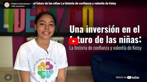 una joven sonriendo