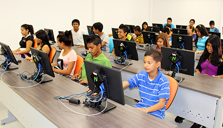 un grupo de personas sentadas frente a computadoras