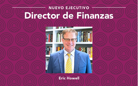 hombre con traje y corbata que está sonriendo